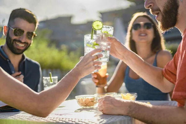 Toast Party Zbliżenie Ręce Młodych Ludzi Pijących Kieliszki Koktajli Świętujących — Zdjęcie stockowe