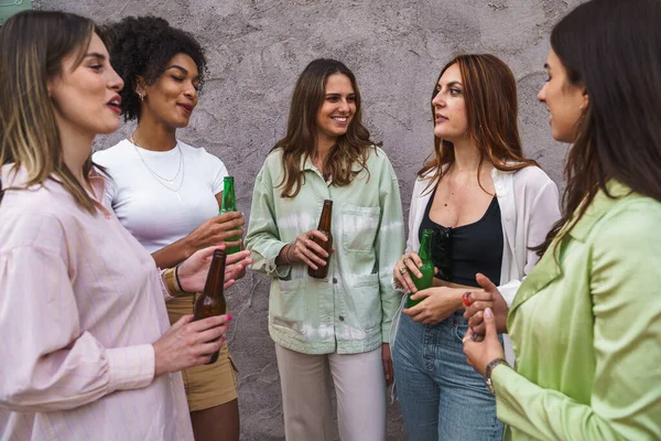 Duvara Karşı Duran Konuşan Bira Içen Kadınlar Gençlik Davranışları Kavramı — Stok fotoğraf