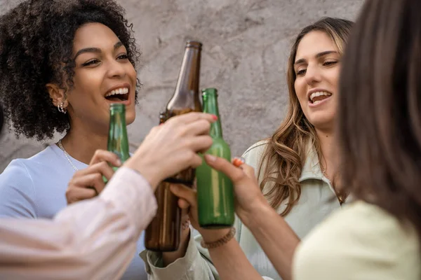 Solo Mujeres Reunidas Chicas Felices Sonriendo Divirtiéndose Brindando Con Botellas — Foto de Stock