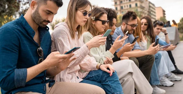 Grupo Jovens Navegando Internet Assistindo Conteúdos Redes Sociais Sentados Livre — Fotografia de Stock