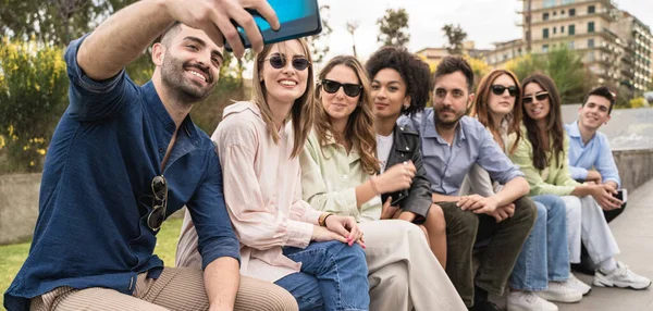 Jóvenes Compañeros Escuela Multirraciales Divirtiéndose Aire Libre Tomando Selfies Sentados — Foto de Stock