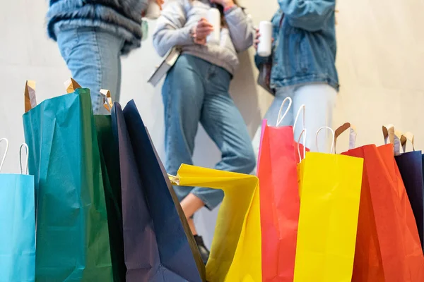 Mujer Joven Con Bolsas Compras Centro Comercial — Foto de Stock