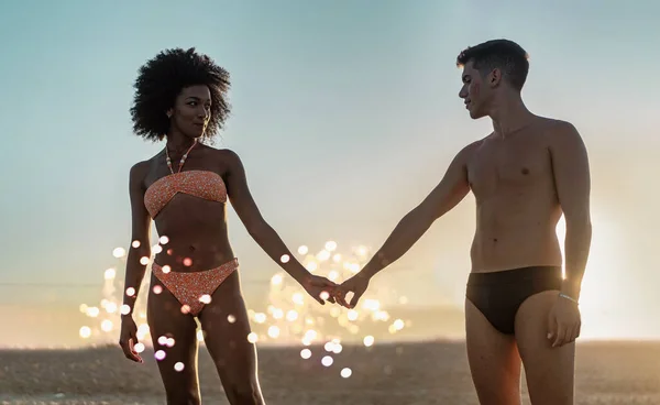 Romantisch Stel Interraciale Jongeren Badpak Die Zonsondergang Het Strand Vasthouden — Stockfoto