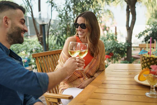 Uscire Con Gli Amici Seduti Tavolo Del Resort Bere Vino — Foto Stock