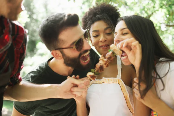 Multiraciale Beste Vrienden Bijten Vleesspiesjes Het Platteland Samen Plezier Hebben — Stockfoto