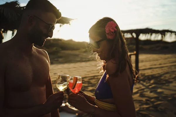 Romantisches Paar Prostet Sich Strand Bei Sonnenuntergang Reise Und Alkoholkonzept — Stockfoto
