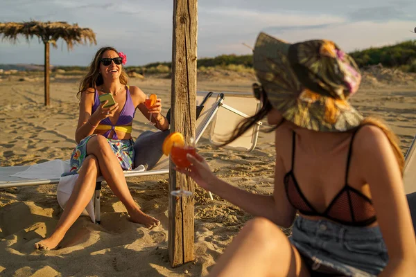 Jonge Vrouwen Chatten Het Strand Zittend Chaise Lounge Genieten Van — Stockfoto