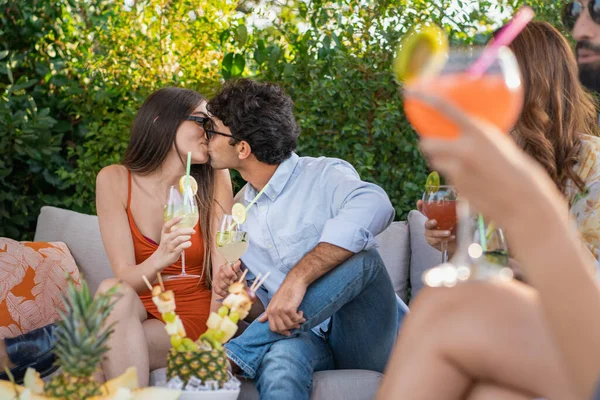 Coppia Romantica Giovani Amanti Che Baciano Cocktail Party Terrazza Gruppo — Foto Stock