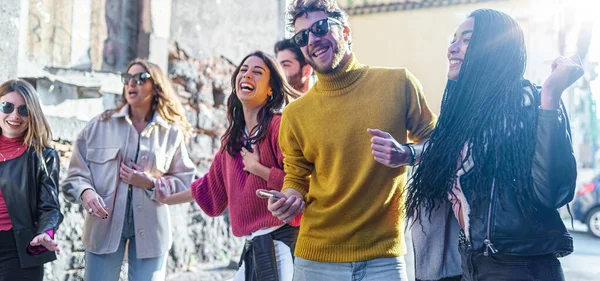 Grupp Unga Vänner Samlas Gatan Och Lyssnar Musik Från Smartphone — Stockfoto