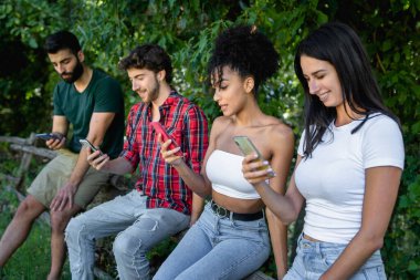 Kırsal kesimde akıllı telefon kullanan milenyumlar. Teknoloji kavramını kullanan bir grup genç.