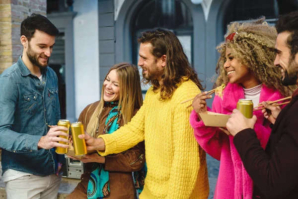 Beste Vrienden Verzamelen Straat Eten Afhaalmaaltijden Met Noedels Toasten Met — Stockfoto