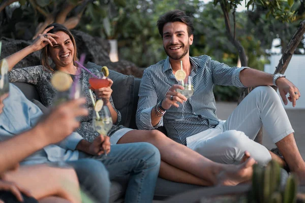 Riunione Giovani Che Divertono Cocktail Party Seduti Divano Una Terrazza — Foto Stock