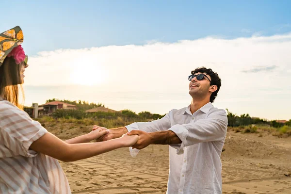 Een Paar Draaiende Samen Hand Hand Het Strand Romantiek Vakantie — Stockfoto