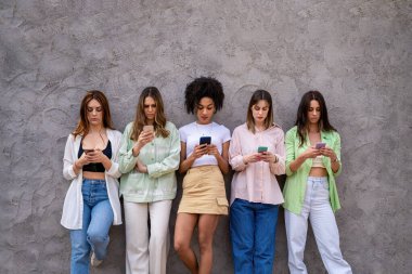İnternet içeriğine, internet ve sosyal ağa bağımlı gençler kavramına göz atan bir grup genç kadın. Sadece kadınlar vuruldu..