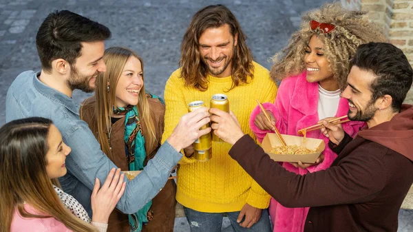 缶ドリンクで友情の乾杯を祝う通りで楽しい若い人たちの多人種グループ ビールを飲みながら食事をするミレニアル世代は食べ物を奪う — ストック写真