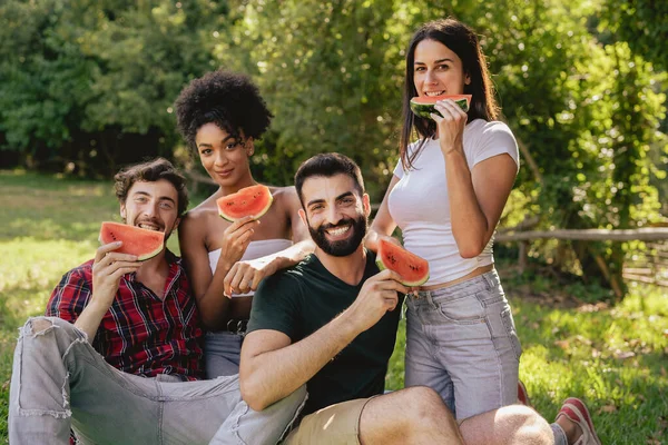 Portret Van Multiraciale Jongeren Die Watermeloen Eten Het Platteland Naar — Stockfoto