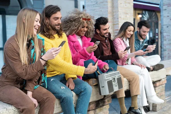 Grupo Jóvenes Multirraciales Sosteniendo Teléfonos Inteligentes Viendo Contenidos Redes Sociales — Foto de Stock