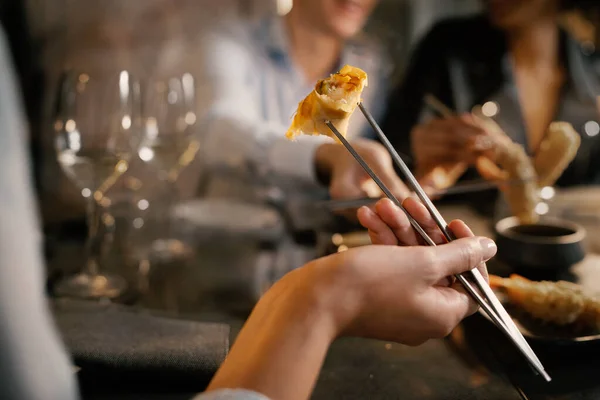 Detail Van Een Vrouwenhand Die Een Loempia Pakt Met Metalen — Stockfoto