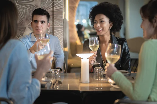 Grupo Amigos Bebiendo Vino Blanco Bar Café Gente Hablando Divirtiéndose — Foto de Stock