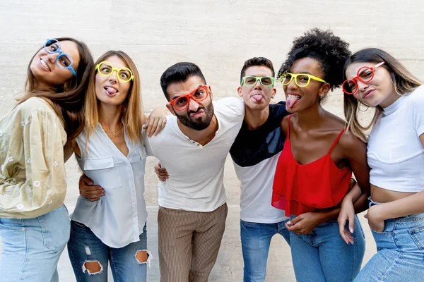 Irklar Arası Gençler Garip Suratlar Yapıp Renkli Gözlük Takarak Eğleniyorlar — Stok fotoğraf