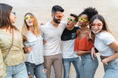 En iyi arkadaş grubu el ele tutuşuyor.