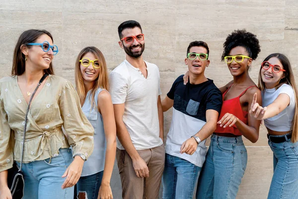 Pessoas Felizes Com Óculos Divertindo Sorrindo Contra Uma Parede — Fotografia de Stock