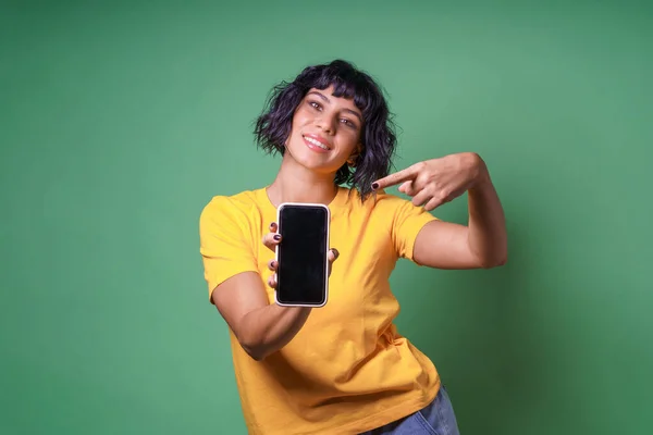 Tişörtlü Neşeli Mutlu Esmer Kadın Boş Akıllı Telefon Ekranı Gösteriyor — Stok fotoğraf