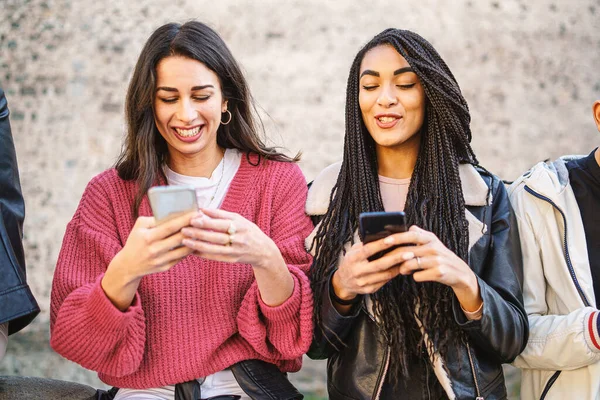 Dos Mujeres Mejores Amigas Usando Teléfonos Inteligentes Juntas Pie Aire — Foto de Stock