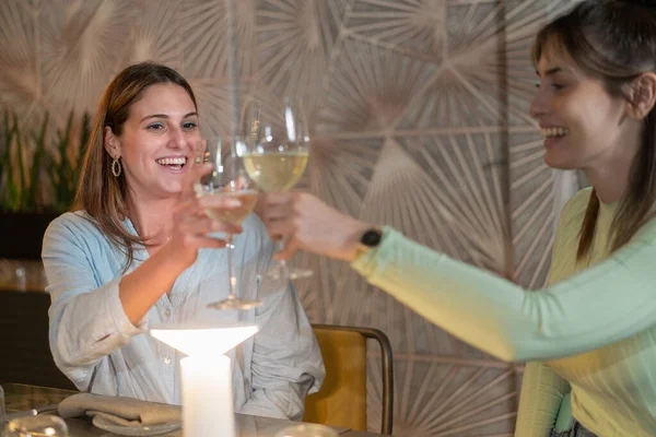 Migliori Amiche Donne Brindare Con Vino Bianco Seduto Ristorante — Foto Stock