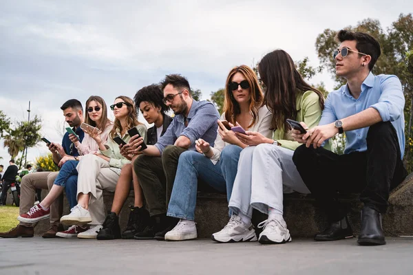 Gençler Bir Bankta Oturup Akıllı Telefon Kullanıyor Teknolojiye Sosyal Ağa — Stok fotoğraf