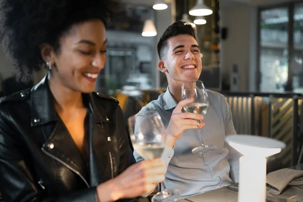 Interraciaal Vrolijk Stel Dat Wijn Drinkt Het Café Gelukkige Jongeren — Stockfoto