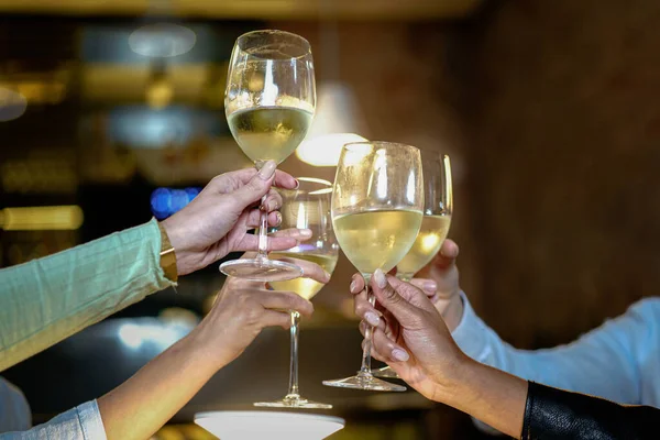 Brindis Restaurante Detalle Las Copas Vino Blanco Clinkering Concepto Amigos — Foto de Stock