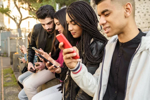 Generación Jóvenes Adictos Los Teléfonos Inteligentes Las Nuevas Tecnologías Grupo — Foto de Stock