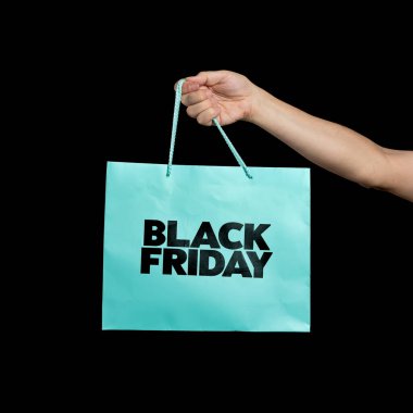 Bir adamın eli, koyu siyah bir arka planda izole edilmiş, kumral renkli bir 