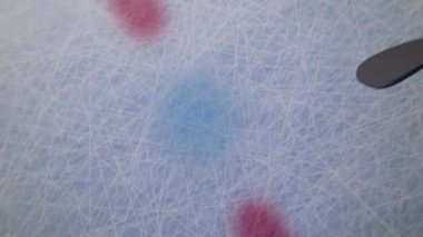 3D render Hokey Puck Drop animasyon diski yukarıdan düşer ve iki çubukla buza çarpar
