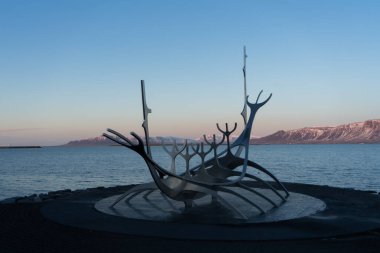 İzlanda, Reykjavik 'teki Güneş Gezgini. Turistlerin popüler simgesi