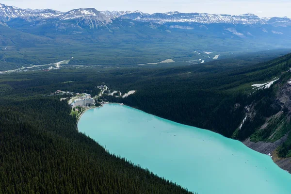 Louise Gölü ve dünyaca ünlü Fairmont Oteli 'nin turkuaz manzaralı havacılık manzarası. Yaz sezonu. Banff Ulusal Parkı, Alberta, Kanada