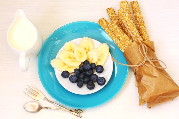 Paluszki z sezamem, jagody, banana i mleko na białym tle — Zdjęcie stockowe