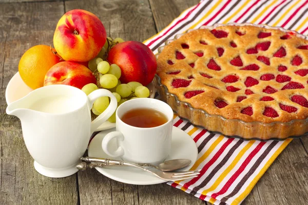 Fragole dolci con frutta, latte e tè — Stockfoto