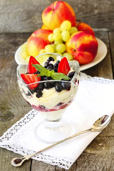 Десерт со свежими ягодами и фруктами — стоковое фото