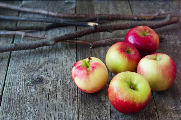 Fresh apples on a wooden background — Stock Photo, Image