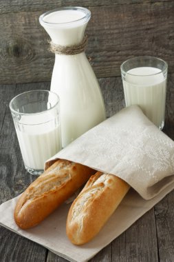 baget kumaş peçete ve ahşap arka süt bir sürahi