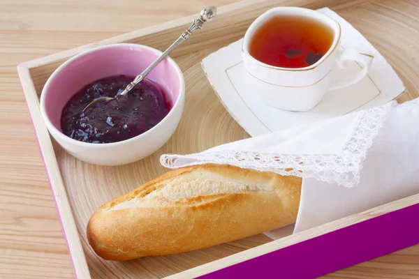 Ontbijt - stokbrood, jam, thee — Stockfoto