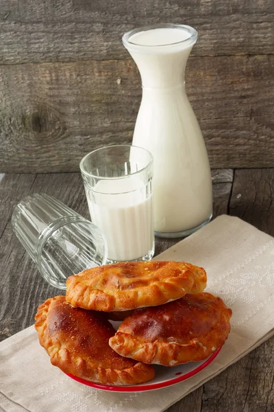 Weidenkorb mit hausgemachtem Kuchen und einem Krug und zwei Gläsern Wasser — Stockfoto