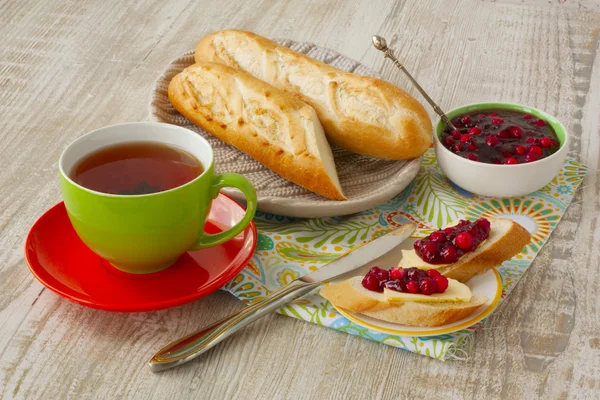 Sándwiches con mantequilla y mermelada de arándanos rojos y té horizontal — Foto de Stock