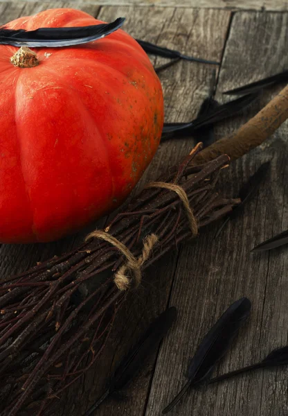 Pompoen en bezem voor een vakantie halloween — Stockfoto