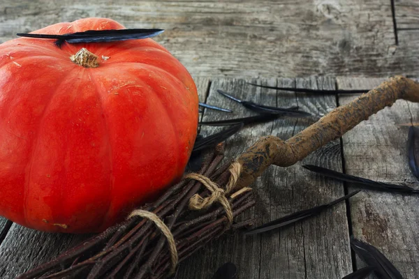 Pompoen en bezem voor een halloween — Stockfoto