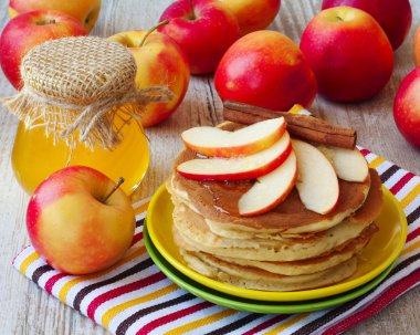  elma, bal ve tarçın ile ev yapımı gözleme