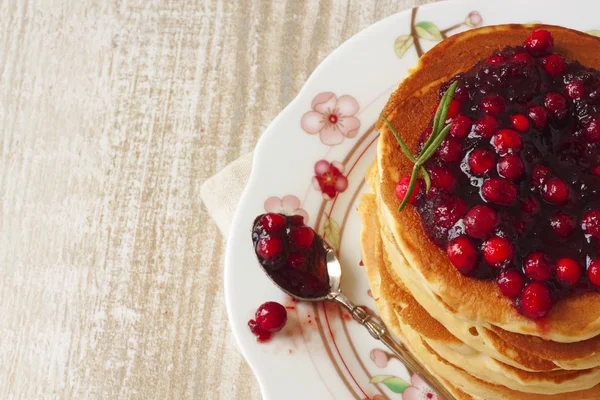 Pancake stack with lingonberry jam and fresh apples — Stock Photo, Image