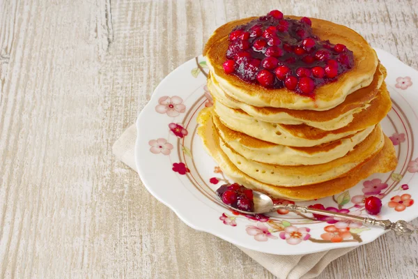 Pancake stack with lingonberry jam and fresh apples — Stock Photo, Image